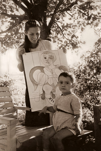 ピカソの家庭生活(クロード・ピカソが描いたスケッチをパブロ・ピカソに見せるフランソワーズ・ジロー） [ロバート・キャパ, アサヒカメラ 1951年9月号より] パブリックドメイン画像 