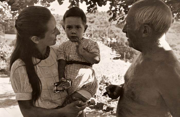 ピカソの家庭生活(機嫌の悪い3歳のクロード・ピカソ） [ロバート・キャパ, アサヒカメラ 1951年9月号より] パブリックドメイン画像 