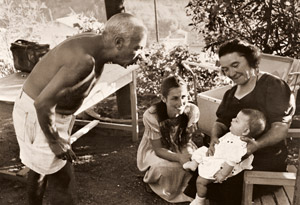 ピカソの家庭生活(赤ちゃんのパロマ・ピカソを見ているパブロ・ピカソとフランソワーズ・ジロー） [ロバート・キャパ, アサヒカメラ 1951年9月号より]のサムネイル画像