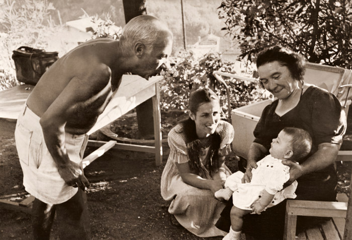 ピカソの家庭生活(赤ちゃんのパロマ・ピカソを見ているパブロ・ピカソとフランソワーズ・ジロー） [ロバート・キャパ, アサヒカメラ 1951年9月号より] パブリックドメイン画像 