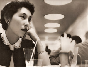 無題(頬杖をつく女性） [真継不二夫, ARS CAMERA 1955年3月号より]のサムネイル画像