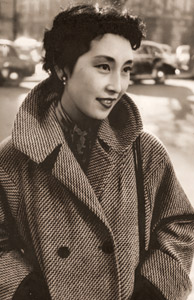 無題(コートを着た女性） [真継不二夫, ARS CAMERA 1955年3月号より]のサムネイル画像