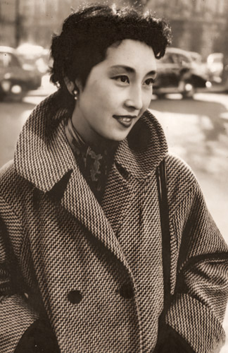 無題(コートを着た女性） [真継不二夫, ARS CAMERA 1955年3月号より] パブリックドメイン画像 
