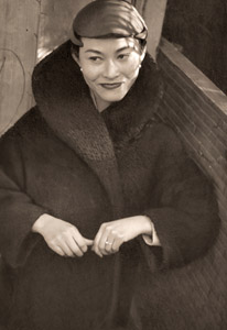 無題(帽子とコート姿の女性） [大竹省二, ARS CAMERA 1955年3月号より]のサムネイル画像