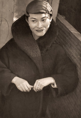 無題(帽子とコート姿の女性） [大竹省二, ARS CAMERA 1955年3月号より] パブリックドメイン画像 