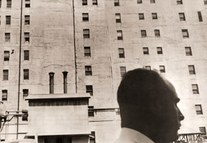 白いビルの前を通る黒い頭 [新田満夫, ARS CAMERA 1955年3月号より]のサムネイル画像