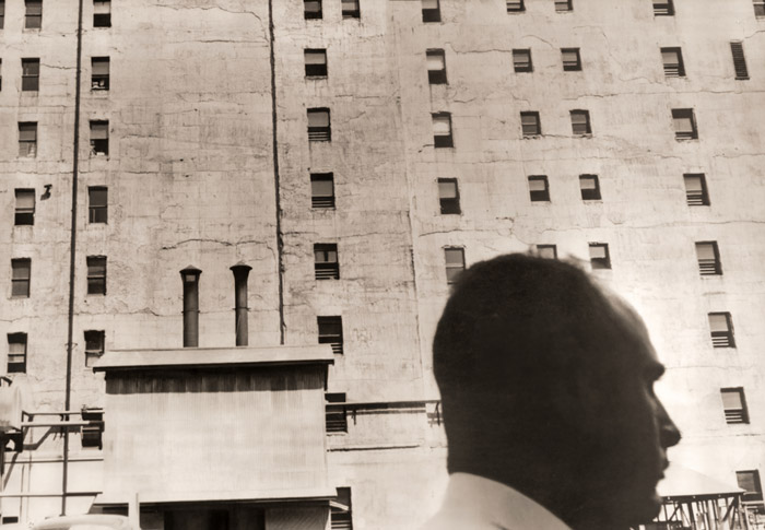 白いビルの前を通る黒い頭 [新田満夫, ARS CAMERA 1955年3月号より] パブリックドメイン画像 