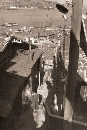港の見える露地 [石井彰, ARS CAMERA 1955年3月号より] パブリックドメイン画像 