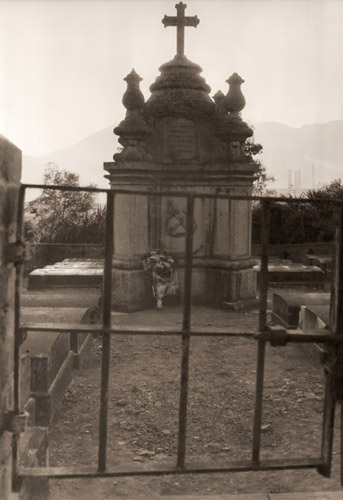 浦上坂本町国際墓地にて [石井彰, ARS CAMERA 1955年3月号より] パブリックドメイン画像 