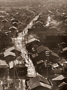 町の中の道 [秋元満正, ARS CAMERA 1955年3月号より]のサムネイル画像