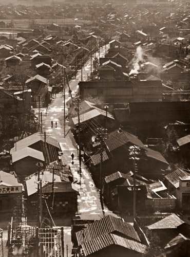 町の中の道 [秋元満正, ARS CAMERA 1955年3月号より] パブリックドメイン画像 
