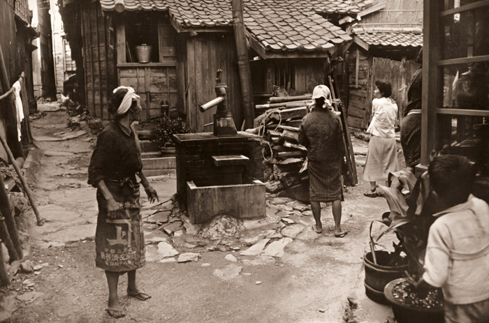 井戸のある道 [近藤竜夫, ARS CAMERA 1955年3月号より] パブリックドメイン画像 