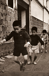 倉敷の子供 [緑川洋一, ARS CAMERA 1955年3月号より]のサムネイル画像