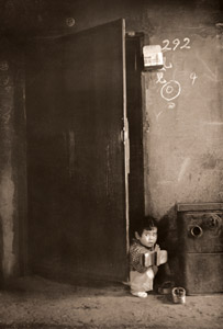 アパートの子 [中村正男, ARS CAMERA 1955年3月号より]のサムネイル画像