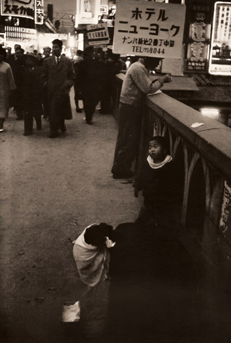 橋の上 [青木藤吉郎, ARS CAMERA 1955年3月号より] パブリックドメイン画像 