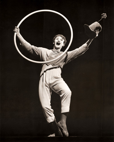 サーカスの猛獣使いを演じるパントマイムの第一人者マルセル・マルソー [ジョン・ミリ, 1955年, 栄光の「LIFE」展 1946-1955 時代の顔を衝くより] パブリックドメイン画像 
