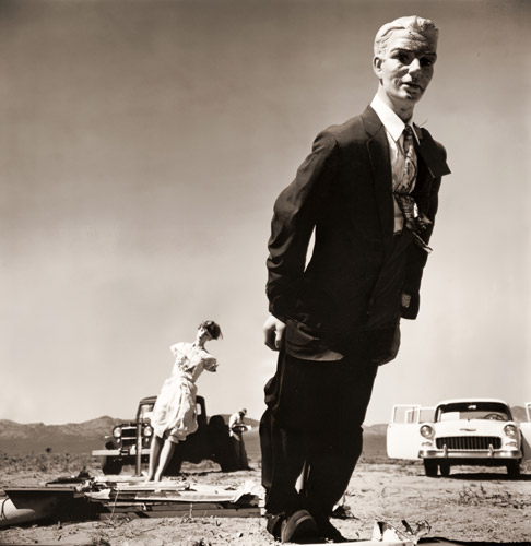 ネバダ州ユカフラットの実験で、原爆が人体に及ぼす影響を調べるため使用された人形 [ルーミス・ディーン, 1955年, 栄光の「LIFE」展 1946-1955 時代の顔を衝くより] パブリックドメイン画像 
