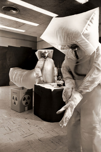 ワシントン州ハンフォードの原子力工ネルギー工場で働く防護服の技術者たち [ナット・ファーブマン, 1954年, 栄光の「LIFE」展 1946-1955 時代の顔を衝くより] パブリックドメイン画像 