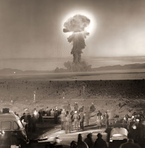 原爆実験でネヴァダ州ユカフラットの砂漠に立ちのぼるきのこ雲 見守る人びとから7マイル離れている [J. R. Eyerman, 1953年, 栄光の「LIFE」展 1946-1955 時代の顔を衝くより]のサムネイル画像