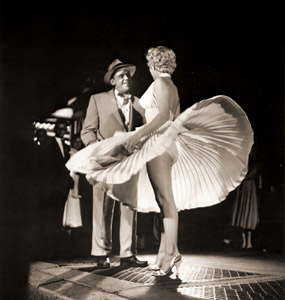 ニューヨークの51番街とレキシントン・アヴェニューの交差点で 「7年目の浮気｣の一場面を撮影するマリリン・モンローとトム・イーウェル [サム・ショー, 1954年, 栄光の「LIFE」展 1946-1955 時代の顔を衝くより]のサムネイル画像