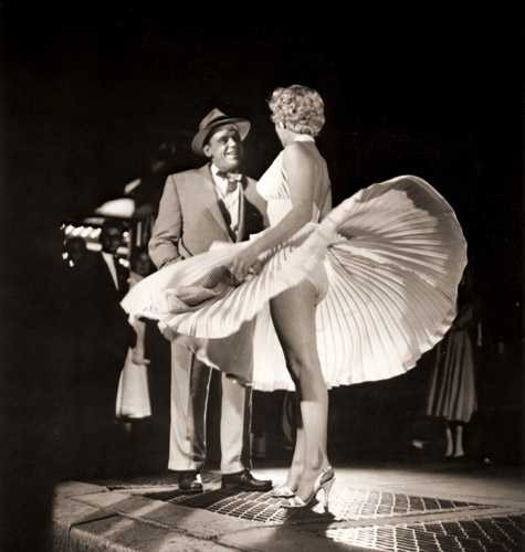 ニューヨークの51番街とレキシントン・アヴェニューの交差点で 「7年目の浮気｣の一場面を撮影するマリリン・モンローとトム・イーウェル [サム・ショー, 1954年, 栄光の「LIFE」展 1946-1955 時代の顔を衝くより] パブリックドメイン画像 