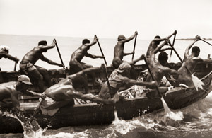 海岸と船とのあいだをカヌーで往復する黄金湖岸の部族民 当時の英領西アフリカ、アクラで [アルフレッド・アイゼンスタット, 1953年, 栄光の「LIFE」展 1946-1955 時代の顔を衝くより]のサムネイル画像