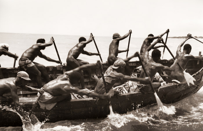 海岸と船とのあいだをカヌーで往復する黄金湖岸の部族民 当時の英領西アフリカ、アクラで [アルフレッド・アイゼンスタット, 1953年, 栄光の「LIFE」展 1946-1955 時代の顔を衝くより] パブリックドメイン画像 