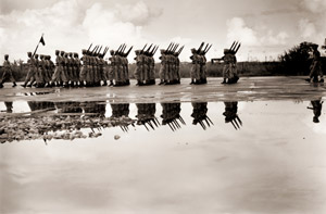 ハノイを撤退するフランス軍 その最後の閲兵行進が水たまりに映っている [ハワード・ソフリク, 1954年, 栄光の「LIFE」展 1946-1955 時代の顔を衝くより]のサムネイル画像