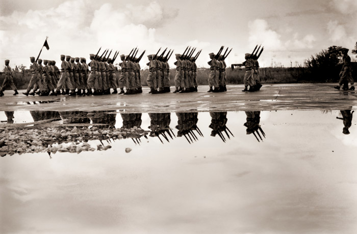 ハノイを撤退するフランス軍 その最後の閲兵行進が水たまりに映っている [ハワード・ソフリク, 1954年, 栄光の「LIFE」展 1946-1955 時代の顔を衝くより] パブリックドメイン画像 