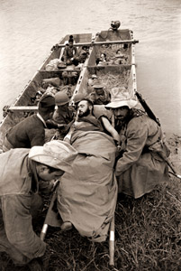 戦死者や負傷兵をつなぎ合わせたボートで運び出すインドシナ戦線のフランス軍 [ハワード・ソフリク, 1953年, 栄光の「LIFE」展 1946-1955 時代の顔を衝くより]のサムネイル画像