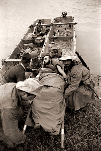 戦死者や負傷兵をつなぎ合わせたボートで運び出すインドシナ戦線のフランス軍 [ハワード・ソフリク, 1953年, 栄光の「LIFE」展 1946-1955 時代の顔を衝くより] パブリックドメイン画像 