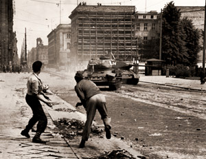 東ベルリンの反共暴動鎮圧のために出動したソ連軍戦車に石を投げるデモ隊 [AP通信, 1953年, 栄光の「LIFE」展 1946-1955 時代の顔を衝くより]のサムネイル画像