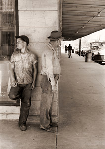 激しい労働争議の中、 トラックが故障して動けなくなった会社側の二人 ルイジアナ州で [ジョン・ドミニス, 1953年, 栄光の「LIFE」展 1946-1955 時代の顔を衝くより]のサムネイル画像