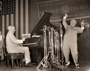 アメリカ音楽家連盟の大会で、即興演奏をするハリー・トルーマンとジェームス・ペトリロ [John Ahlhauser, 1954年, 栄光の「LIFE」展 1946-1955 時代の顔を衝くより]のサムネイル画像