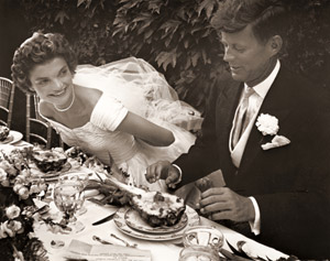 ジョン･F･ケネディ上院議員夫妻 ロ－ドアイランド州ニューポートでのふたりの結婚披露宴で [リサ・ラーセン, 1953年, 栄光の「LIFE」展 1946-1955 時代の顔を衝くより]のサムネイル画像