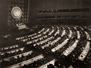 ニューヨークの新しい国連総会ビルで演説するリー事務総長 [フィリップ・ハルスマン, 1952年, 栄光の「LIFE」展 1946-1955 時代の顔を衝くより]のサムネイル画像