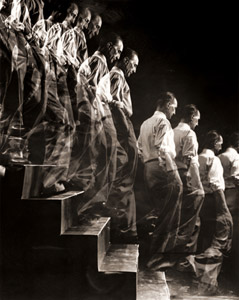 階段を降りるマルセル・デュシャン フラッシュの連続発光でとったこの写真は彼のダダイズム絵画「階段を降りるヌードNO.2」を思わせる [エリオット・エリソフォン, 1952年, 栄光の「LIFE」展 1946-1955 時代の顔を衝くより]のサムネイル画像