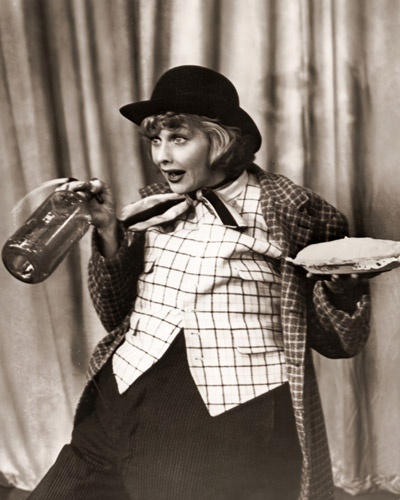 人気テレビ番組「アイ・ラブ・ルーシー」で、お気に入りの小道具を振りまわして見せるルシル・ボール [ルーミス・ディーン, 1952年, 栄光の「LIFE」展 1946-1955 時代の顔を衝くより] パブリックドメイン画像 