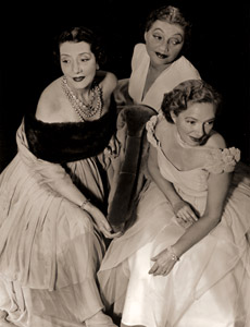 アメリカ演劇界の女王たち。左からリン・フォンテーン、キャサリン・コーネル、ヘレン・ヘイズ [フィリップ・ハルスマン, 1951年, 栄光の「LIFE」展 1946-1955 時代の顔を衝くより]のサムネイル画像