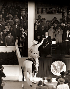 大統領就任式で、パレードのカウボーイがアイゼンハワーに近づき、みごと投げ縄で大統領を生捕りにする もちろん事前に許可をもらっていた [Hank Walker, 1953年, 栄光の「LIFE」展 1946-1955 時代の顔を衝くより]のサムネイル画像