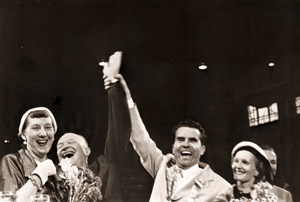 シカゴの共和党全国大会で大統領・副大統領候補に選ばれたアイゼンハワーおよびニクソンとその夫人たち [George Skadding, 1952年, 栄光の「LIFE」展 1946-1955 時代の顔を衝くより]のサムネイル画像
