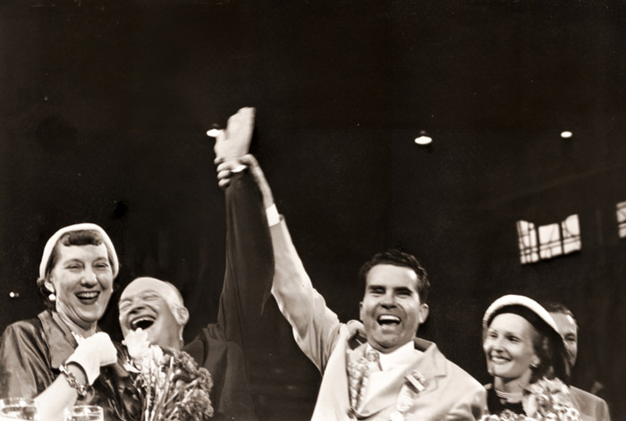 シカゴの共和党全国大会で大統領・副大統領候補に選ばれたアイゼンハワーおよびニクソンとその夫人たち [George Skadding, 1952年, 栄光の「LIFE」展 1946-1955 時代の顔を衝くより] パブリックドメイン画像 