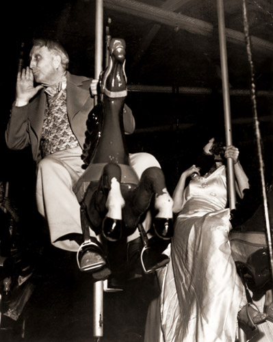 88才の誕生パーティーで、メリーゴーラウンド|こ乗る新聞王ウィリアム・ランドルフ・ハスト。 [ボブ・ランドリー, 1951年, 栄光の「LIFE」展 1946-1955 時代の顔を衝くより] パブリックドメイン画像 