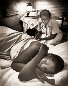 陣痛の始まった妊婦に付き添う助産婦 サウスカロライナを舞台にしたフォトエッセイ「助産婦モード・カレン」から [ユージン・スミス, 1951年, 栄光の「LIFE」展 1946-1955 時代の顔を衝くより]のサムネイル画像