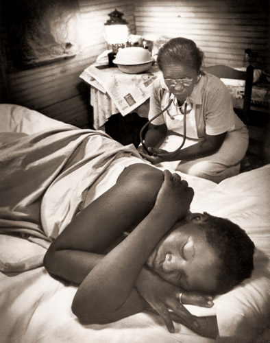 陣痛の始まった妊婦に付き添う助産婦 サウスカロライナを舞台にしたフォトエッセイ「助産婦モード・カレン」から [ユージン・スミス, 1951年, 栄光の「LIFE」展 1946-1955 時代の顔を衝くより] パブリックドメイン画像 