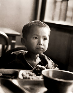 大邸の孤児院で、悲しそうな顔をして初めての食事を待つ朝鮮戦争の戦争孤児 [マイケル・ルジェ, 1951年, 栄光の「LIFE」展 1946-1955 時代の顔を衝くより]のサムネイル画像