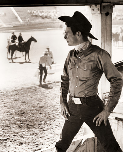 ブロンコ（合衆国西部の半野生馬）ならしのチャンピオン、ケーシ ・ティッブス [ハイ・ペスキン, 1951年, 栄光の「LIFE」展 1946-1955 時代の顔を衝くより] パブリックドメイン画像 