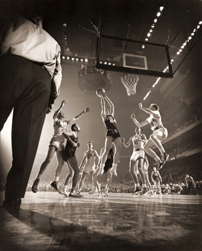 マジソン・スクエア・ガーデンの大学バスケットボール試合 セント・ジョーンズがブラッドレーを破る [ジョン・ミリ, 1951年, 栄光の「LIFE」展 1946-1955 時代の顔を衝くより] パブリックドメイン画像 