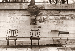 チュイルリー公園の壁の前に置かれた椅子4つ 壁に彫られた文字はチュイルリーなどのフランスの公園を設計したアンドレ・ル・ノートルの業績を記している [ロバート・フランク, 1951年, 栄光の「LIFE」展 1946-1955 時代の顔を衝くより]のサムネイル画像