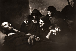 老人の死を悼んで集まった村の女たち フオトエッセイ「スペインの村」から [ユージン・スミス, 1951年, 栄光の「LIFE」展 1946-1955 時代の顔を衝くより]のサムネイル画像